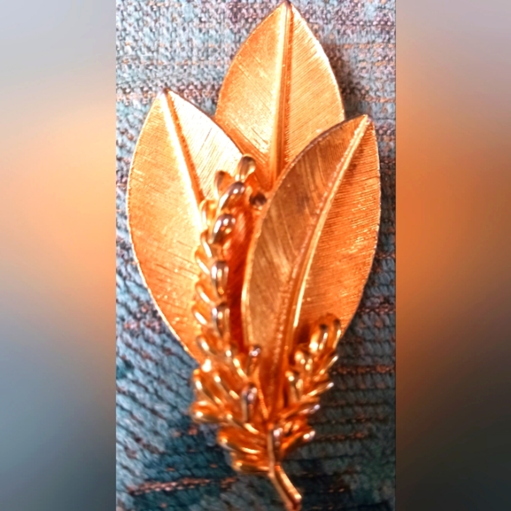 1960s vintage brooch, very complimentary with anything you wear